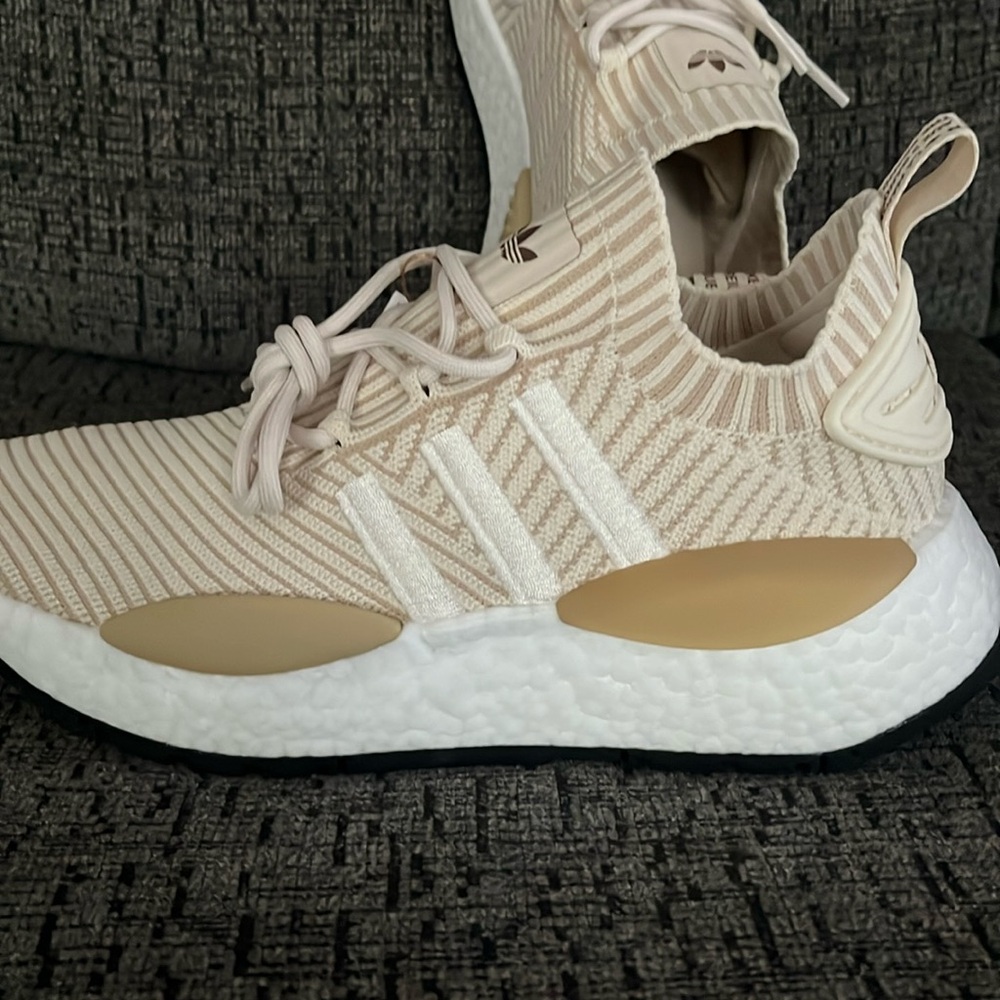 ADIDAS women’s sneaker NWT size 7.5